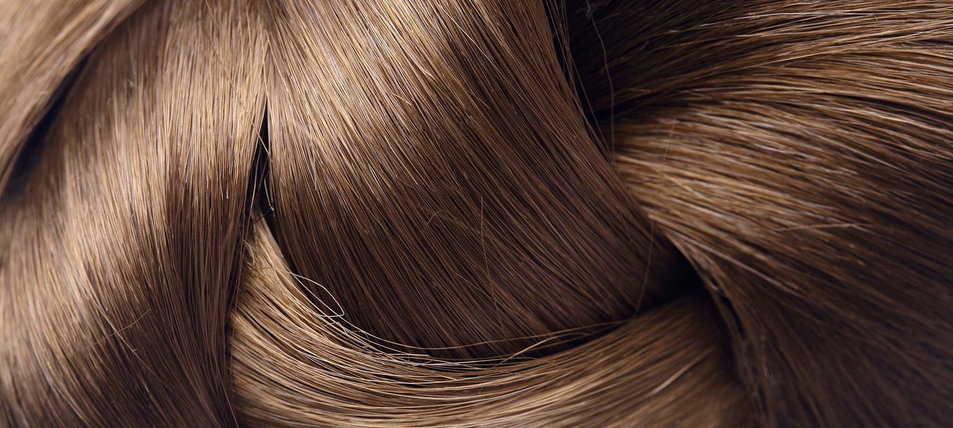 Nahaufnahme glänzender brauner Haare